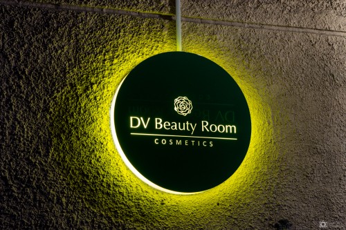 Illuminated sign "DV Beauty Room"