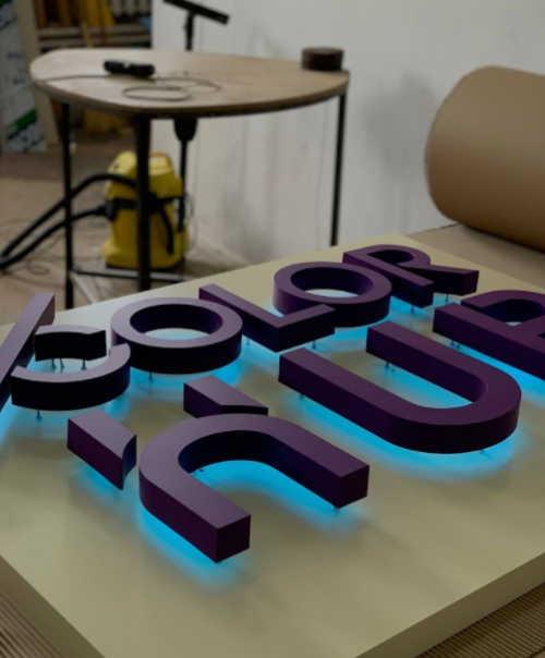 What color to make the sign so that it attracts maximum attention?